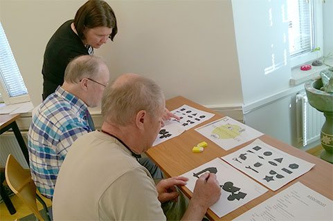 Ryhmä Ahaa-tehtäviä tekemässä