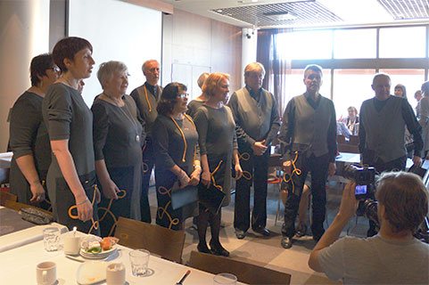 Muistilangat-lauluryhmä harjoittelemassa esiintymässä ennen esitysä