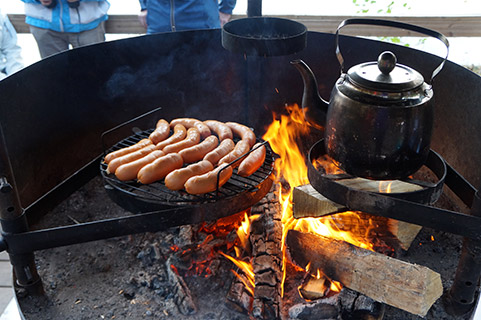 Makkaroita ja kahvipannu ulkotulilla